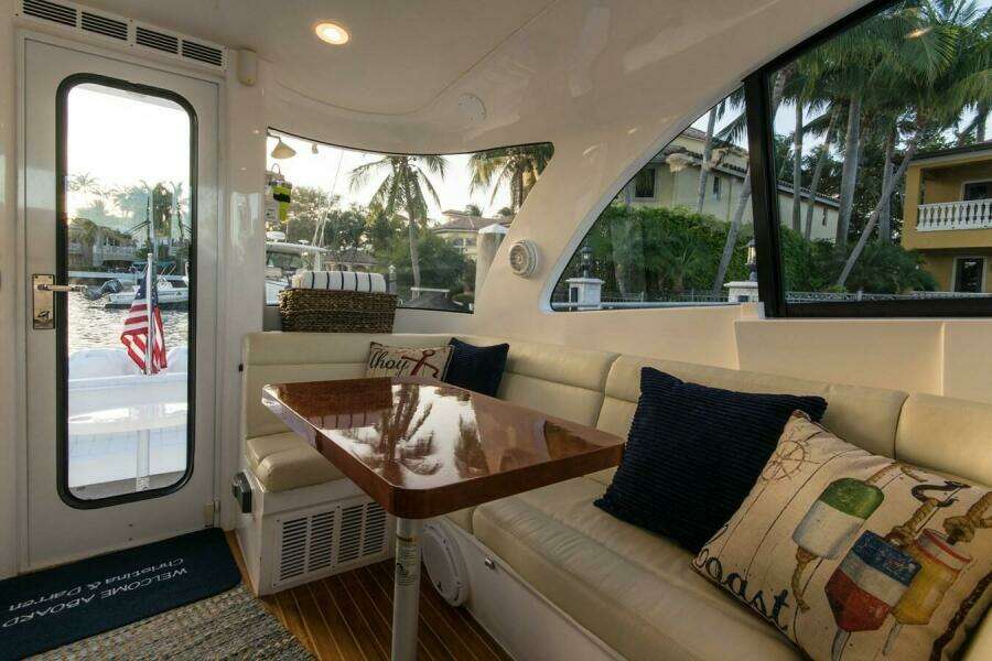 2012 Intrepid 475 Sport yacht wheel house