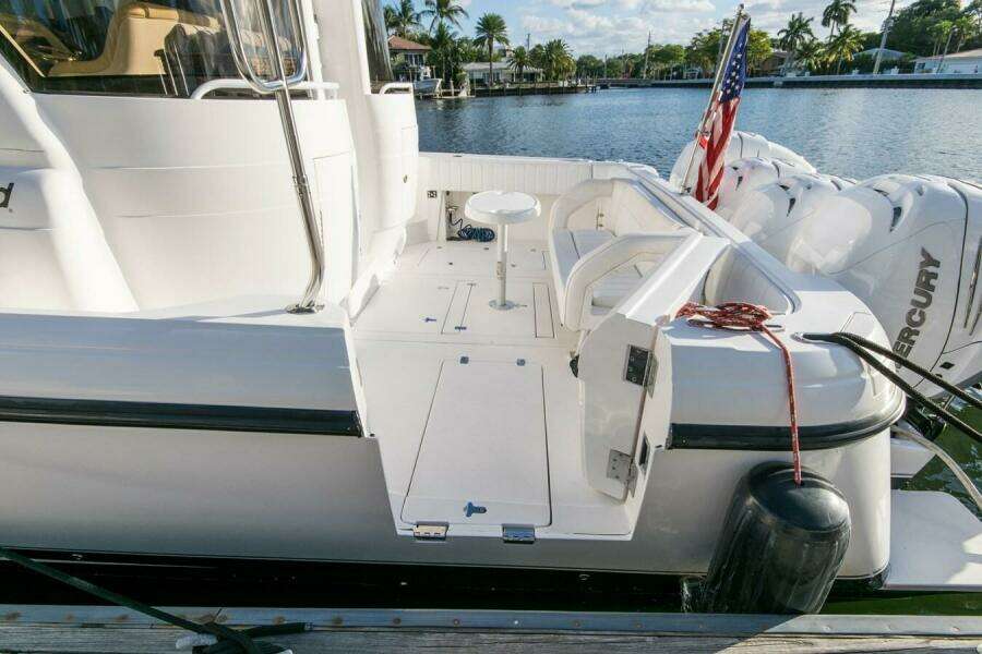 2012 Intrepid 475 Sport yacht wheel house