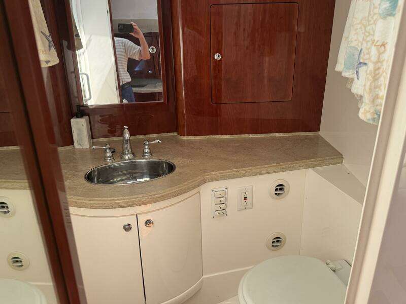 2012 Intrepid 475 Sport yacht wheel house