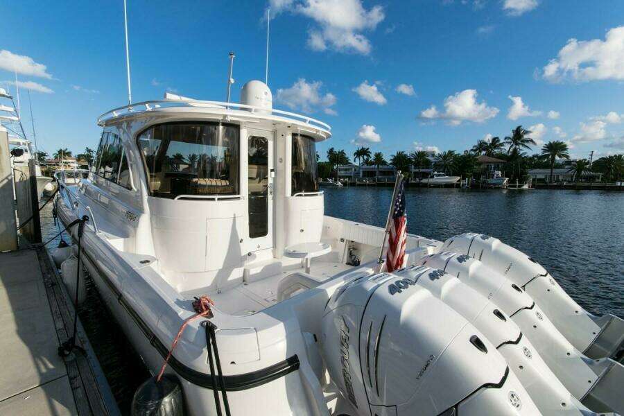 2012 Intrepid 475 Sport yacht wheel house
