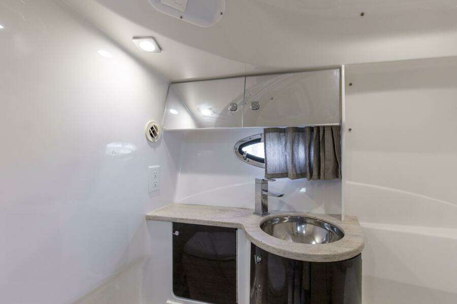 2017 37 Formula 370 SS Bluebird Head