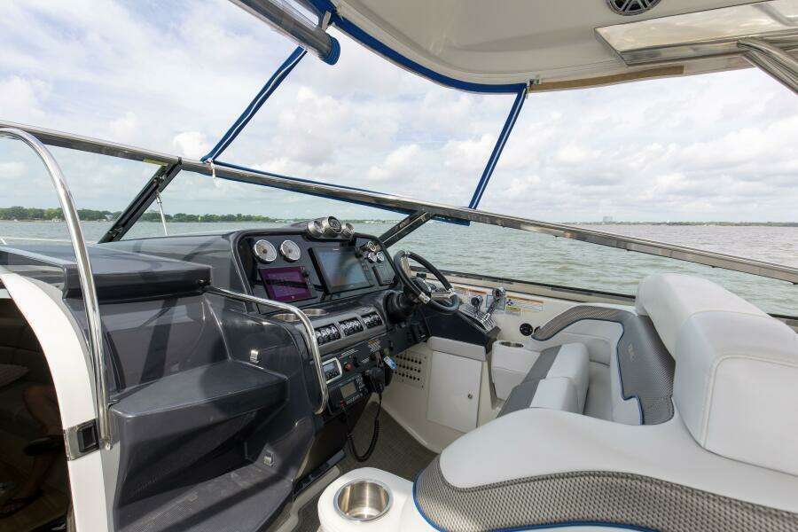 2017 37 Formula 370 SS Bluebird Helm (3)