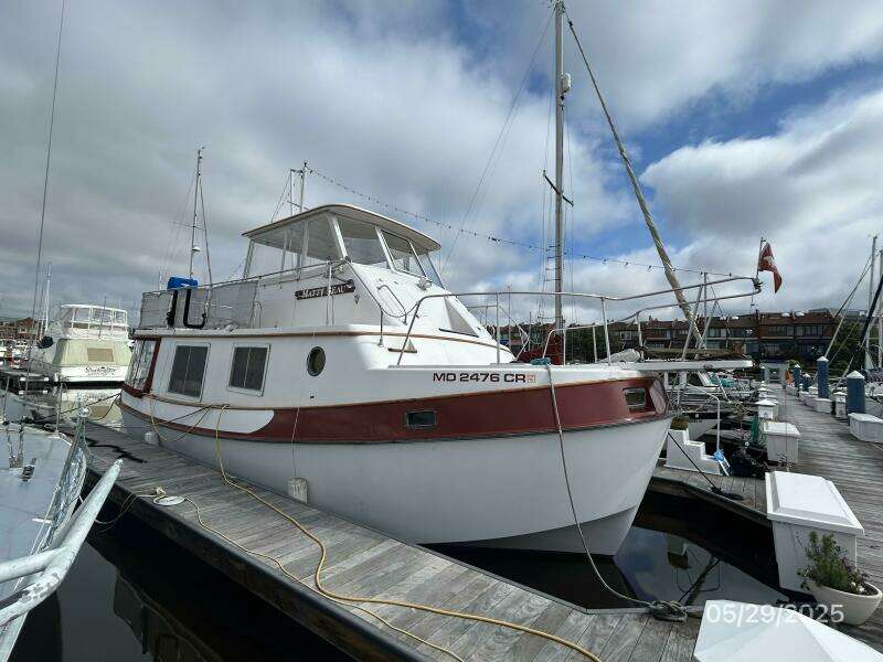 36' Kadey-Krogen starboard forward profile