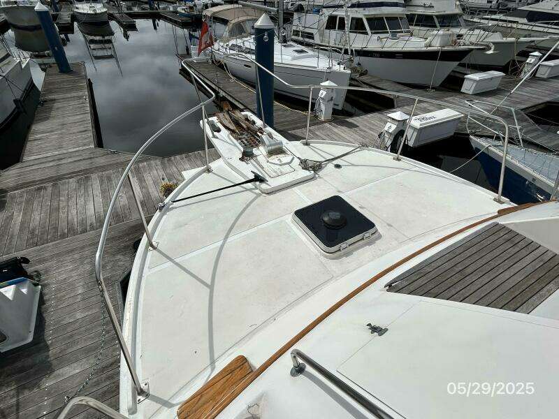 36' Kadey-Krogen foredeck2