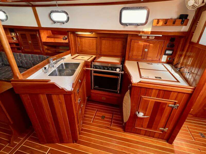 2001 Shannon 43 Cutter