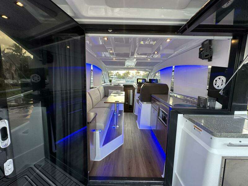 2020 Four Winns Vista 355 Coupe