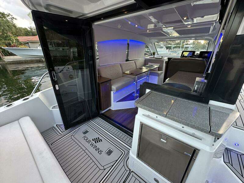 2020 Four Winns Vista 355 Coupe