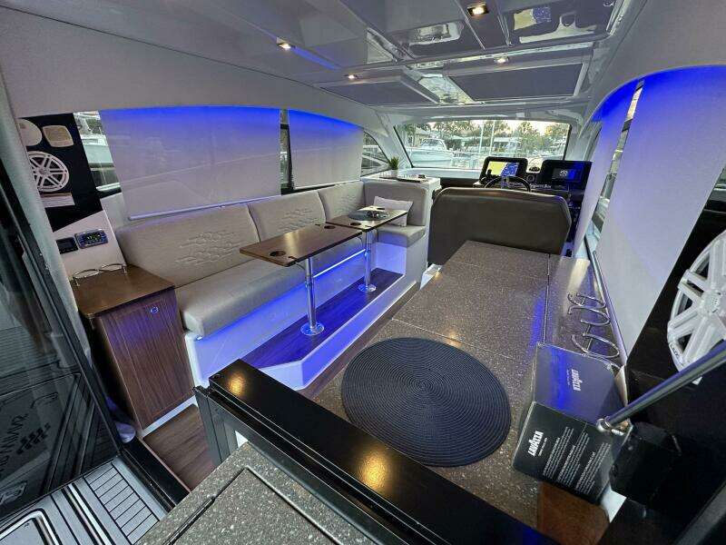 2020 Four Winns Vista 355 Coupe