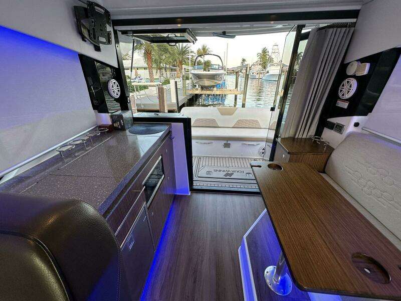 2020 Four Winns Vista 355 Coupe