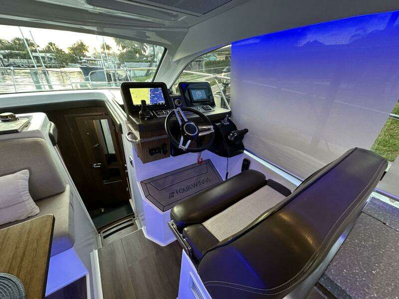 2020 Four Winns Vista 355 Coupe