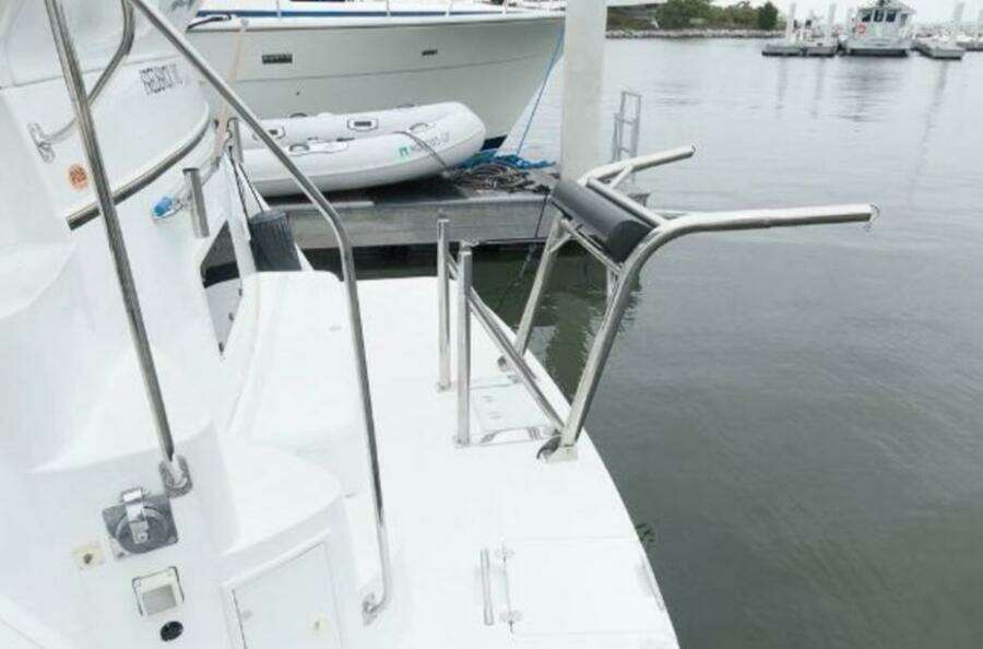 2000 Carver 506 Motor Yacht docked with swim platform and railing.