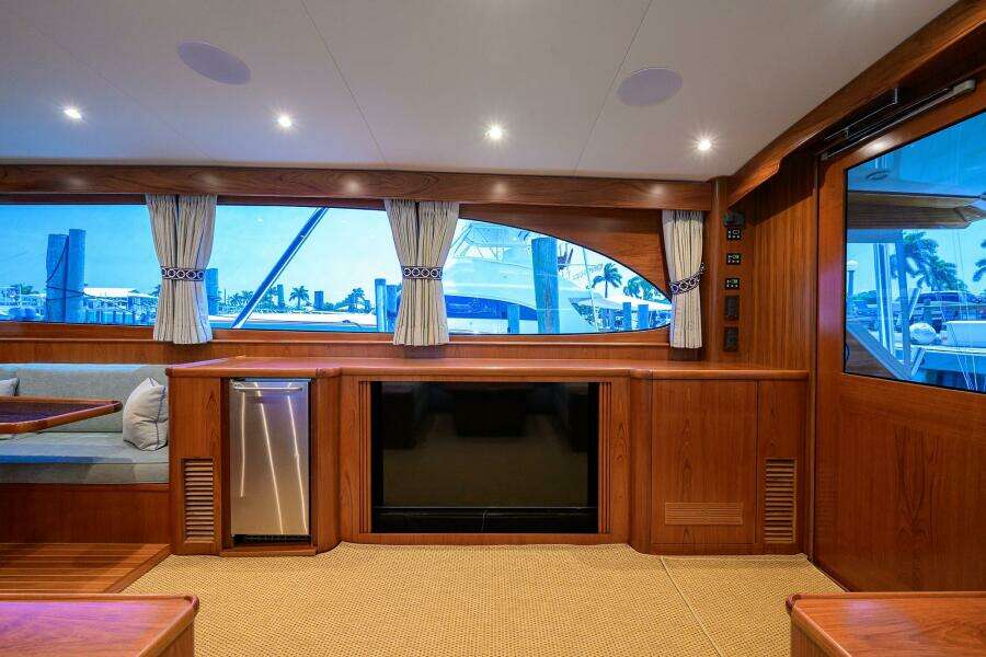 2004 Rybovich 62 Base Camp - Salon