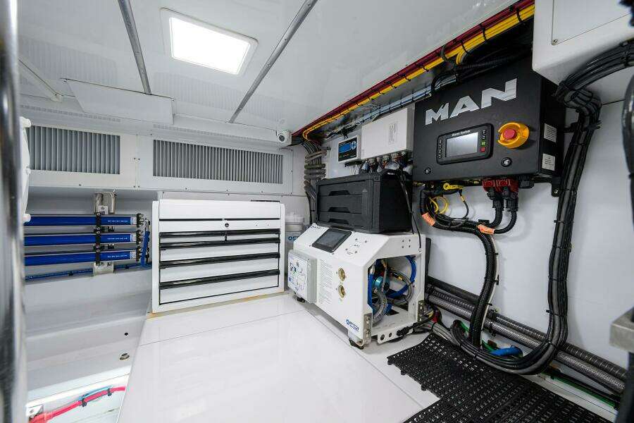 2004 Rybovich 62 Base Camp - Engine Room