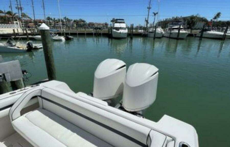 2008 Intrepid 323 Cuddy