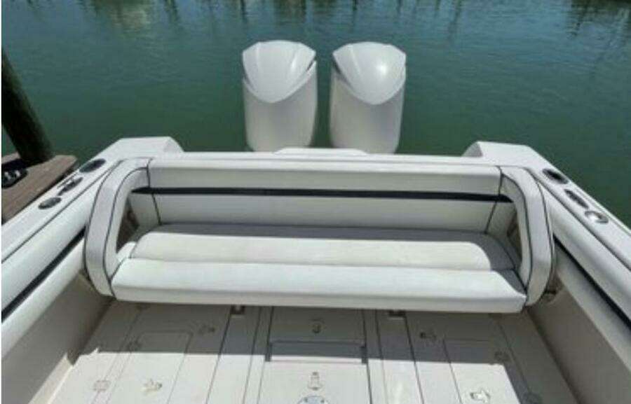 2008 Intrepid 323 Cuddy