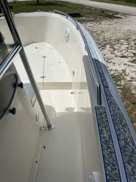 1998 Blue Fin 25 Center Console boat deck, featuring clean white surfaces and sturdy railings.