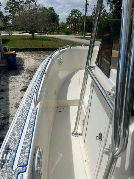 1998 Blue Fin 25 Center Console boat, white interior, stainless steel railings, outdoor setting.