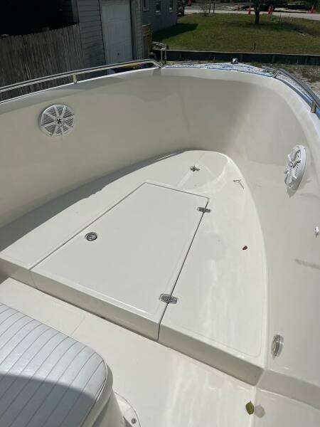 1998 Blue Fin 25 Center Console boat deck, featuring storage hatch and speakers.