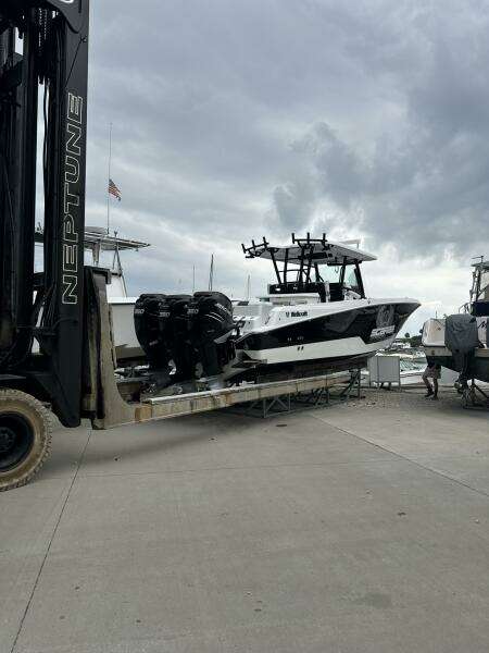 2023 Wellcraft 352 Fisherman Center Console