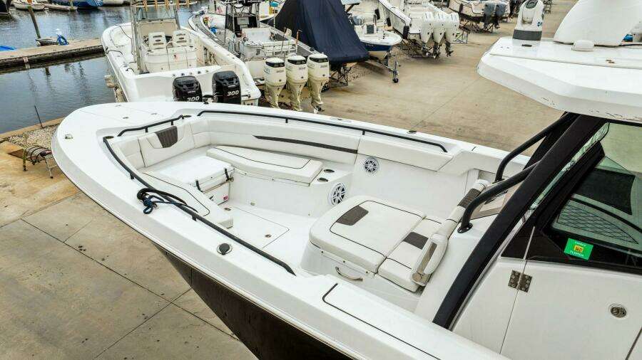 2023 Wellcraft 352 Fisherman Center Console
