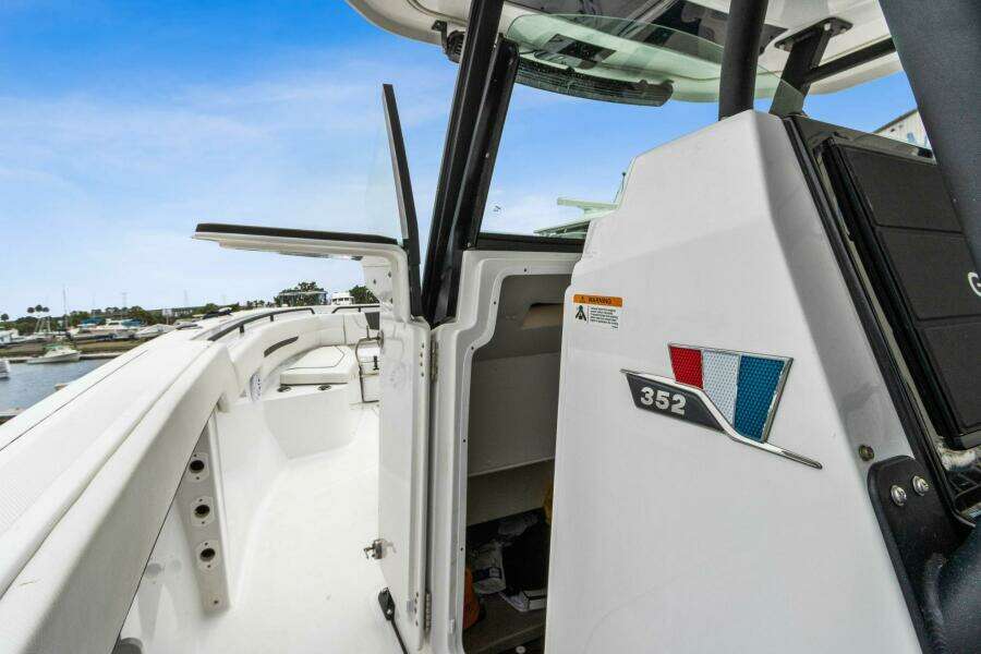 2023 Wellcraft 352 Fisherman Center Console