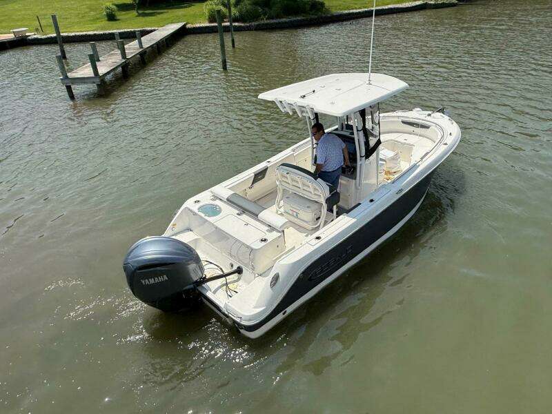 2022 Robalo R242 Center Console