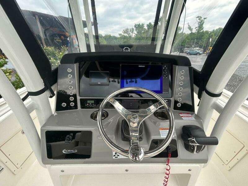 2022 Robalo R242 Center Console