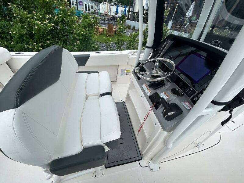 2022 Robalo R242 Center Console
