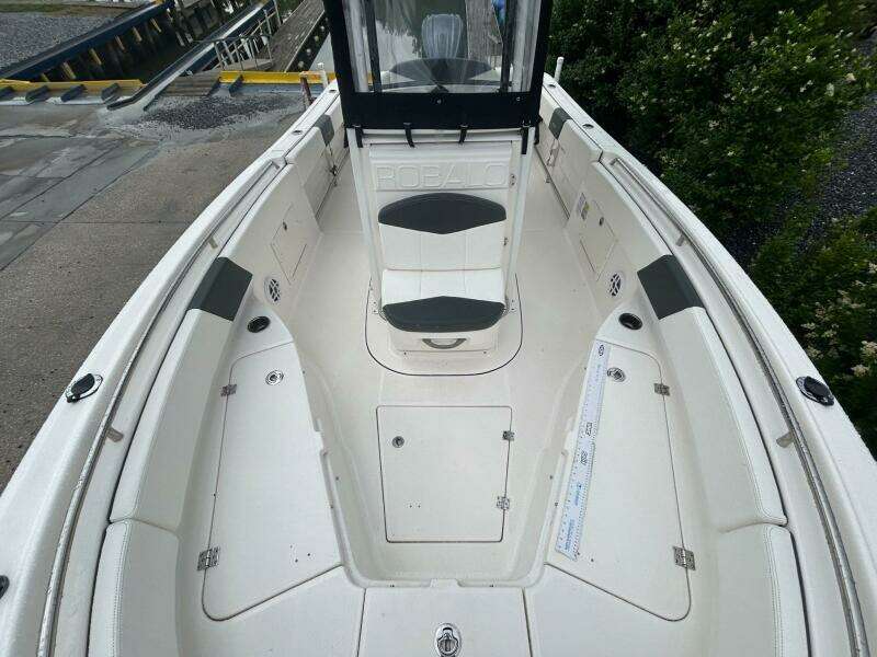 2022 Robalo R242 Center Console