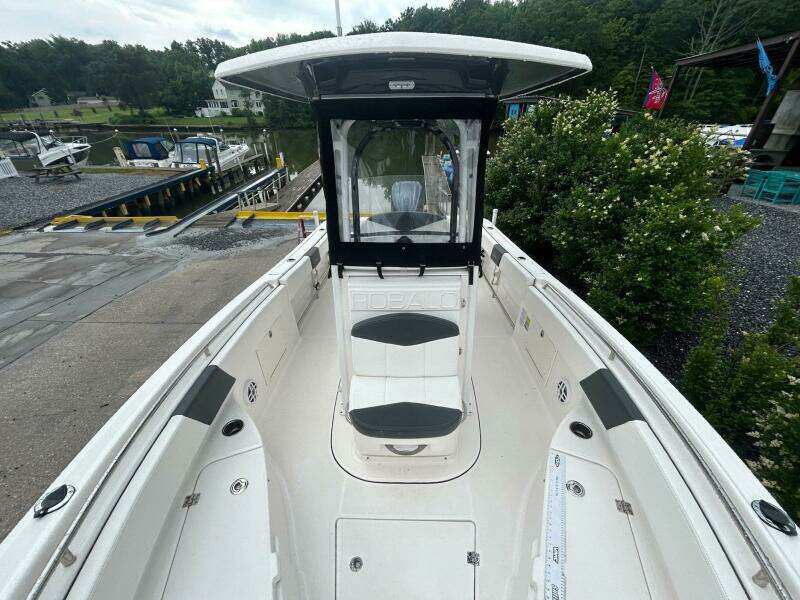 2022 Robalo R242 Center Console