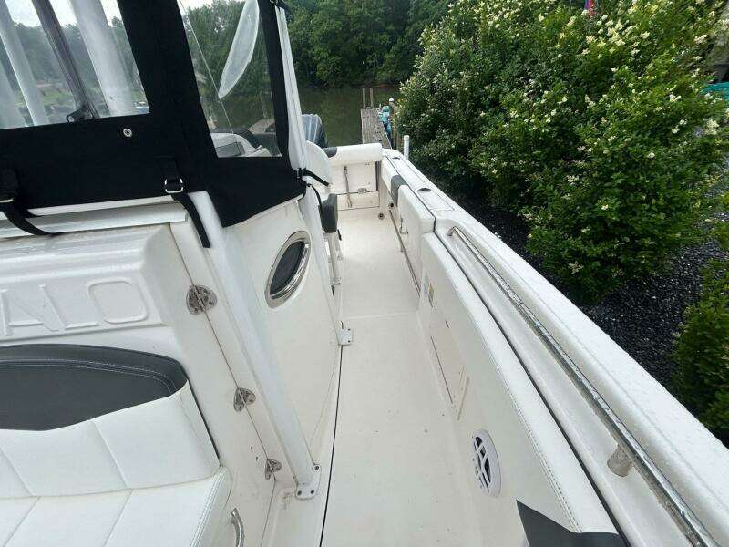 2022 Robalo R242 Center Console