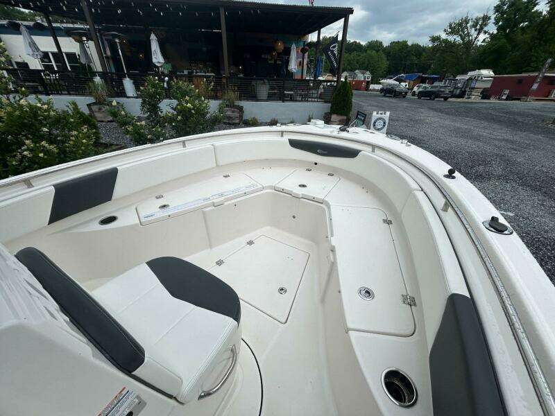 2022 Robalo R242 Center Console