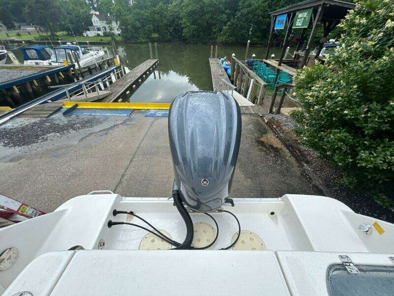 2022 Robalo R242 Center Console