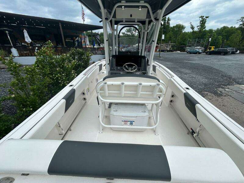 2022 Robalo R242 Center Console
