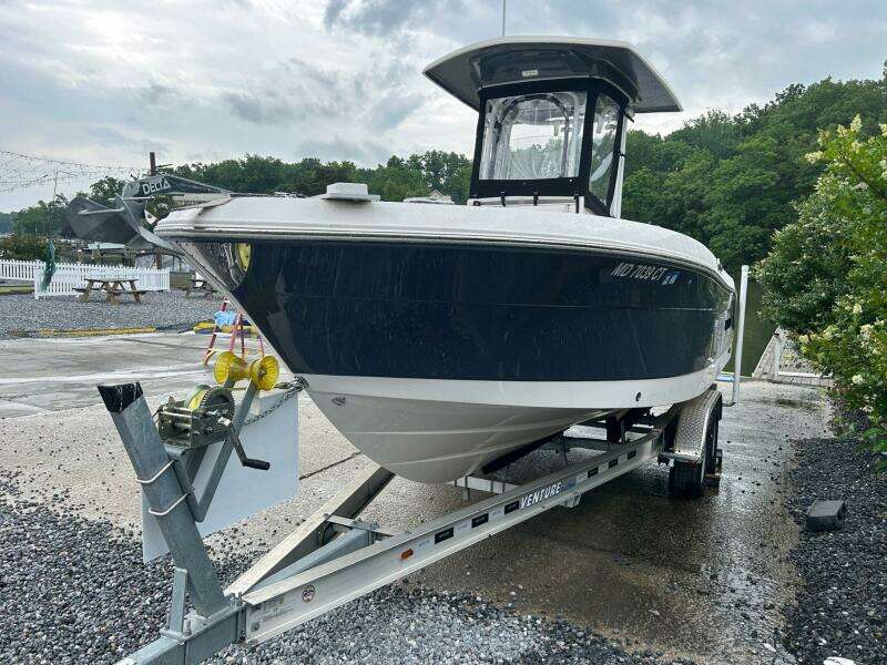 2022 Robalo R242 Center Console