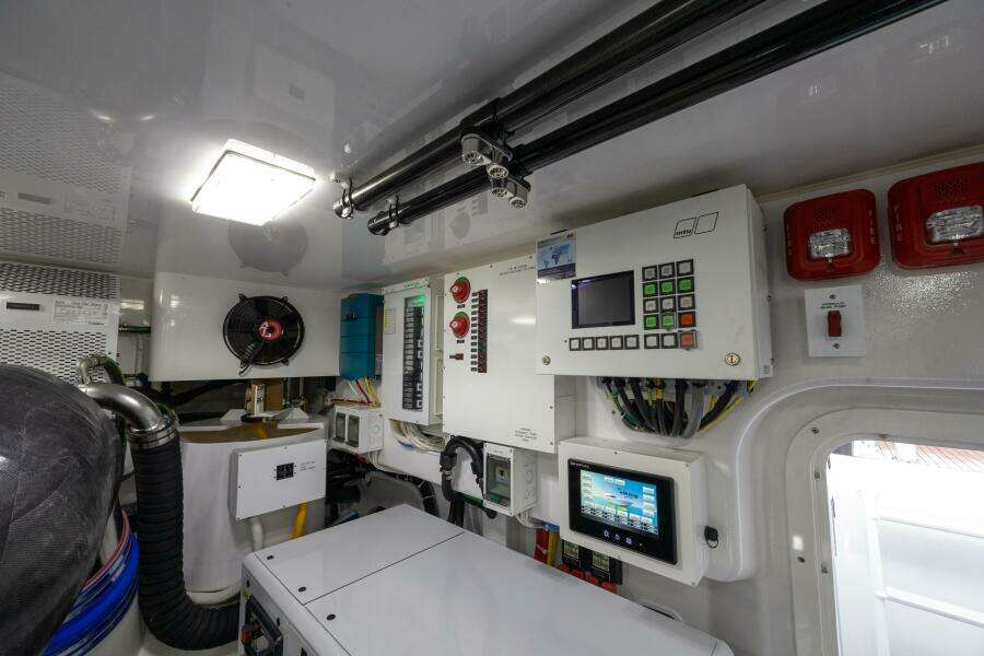 2025 82 Viking Convertible Boujie Engine Room (12)