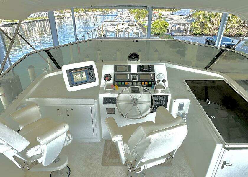 1994 Hatteras Cockpit Motoryacht