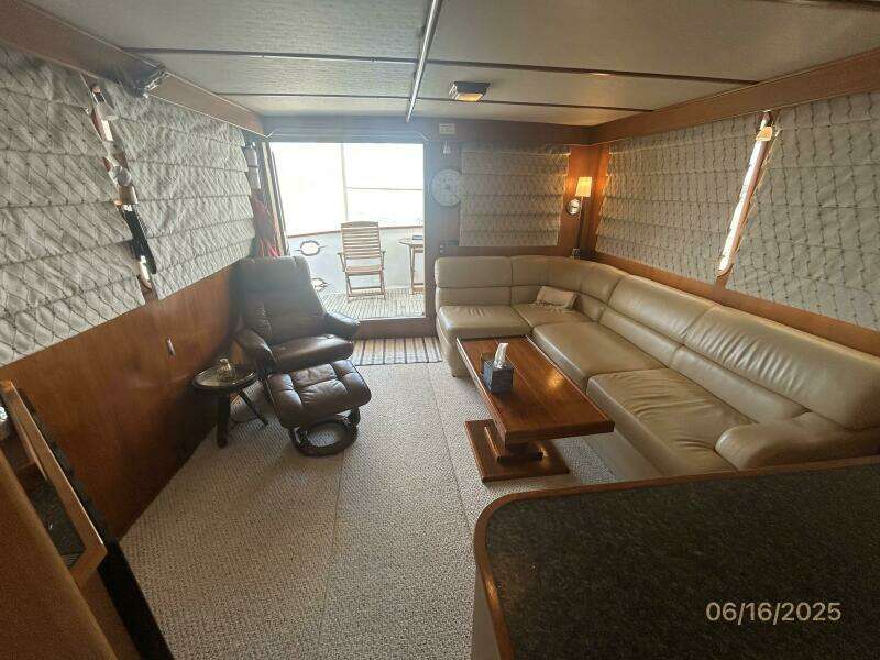 49' DeFever salon aft1