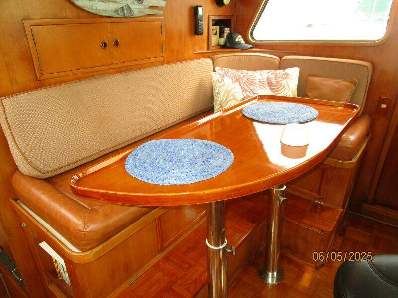 49' DeFever pilothouse seating1