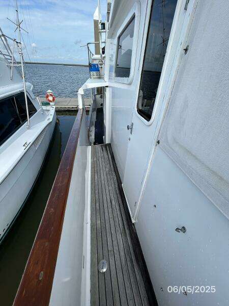49' DeFever starboard side deck1