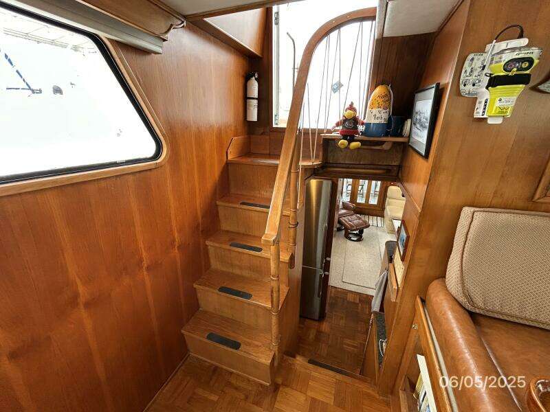 49' DeFever pilothouse-flybridge stairs