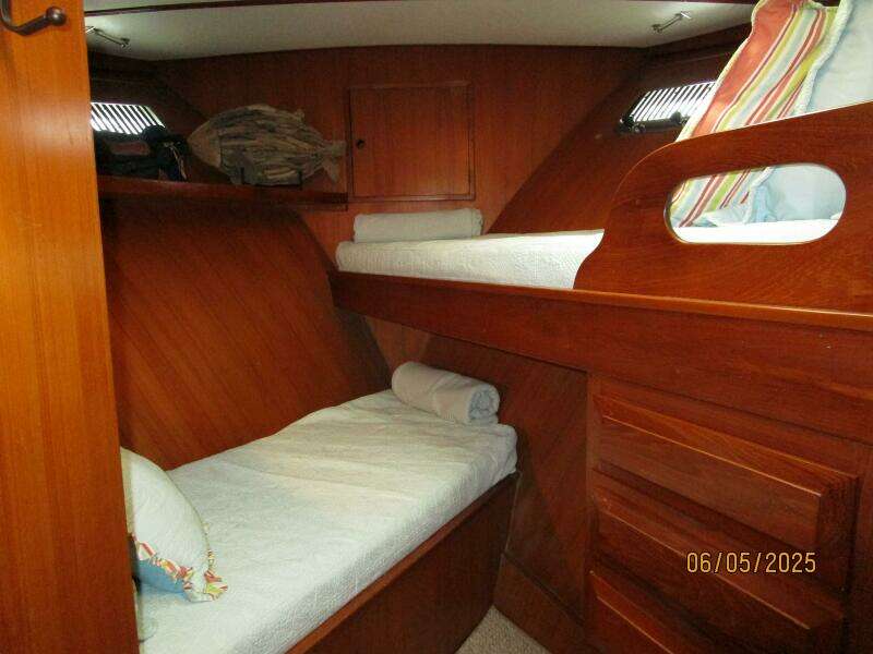 49' DeFever guest stateroom