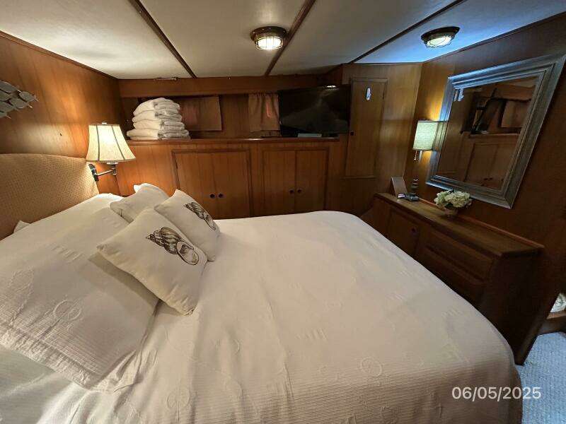 49' DeFever master stateroom port