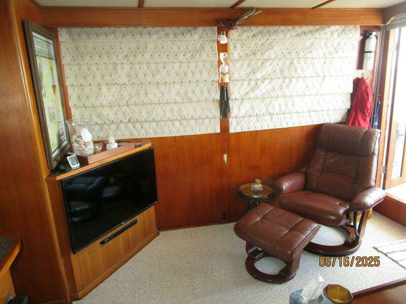 49' DeFever salon starboard