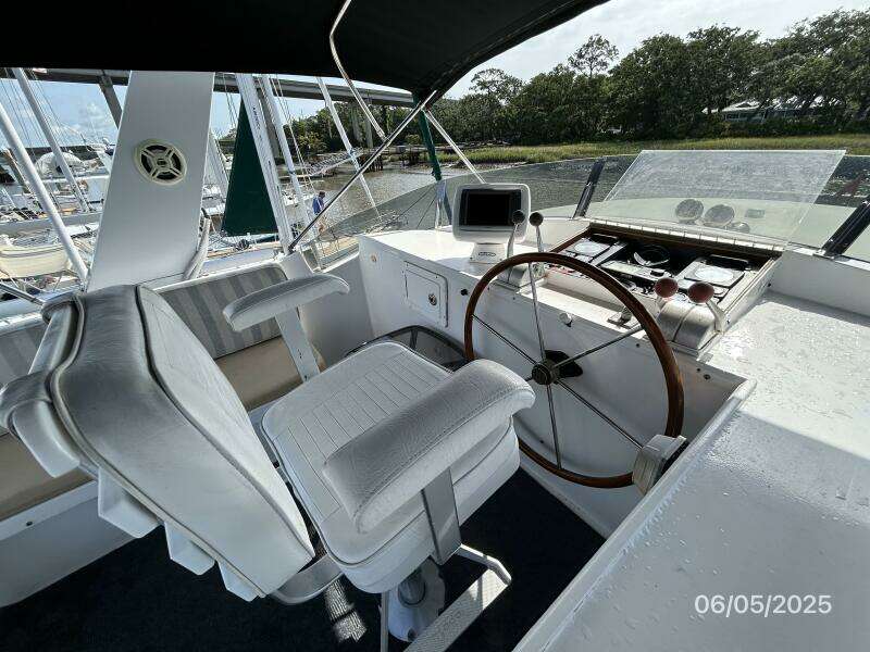 49' DeFever flybridge helm2