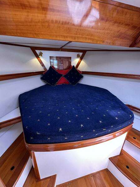 Forward Cabin Island Berth