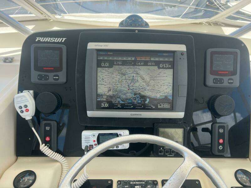 1997 Pursuit 3000 Offshore Express