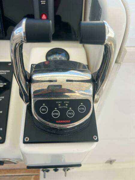 1997 Pursuit 3000 Offshore Express