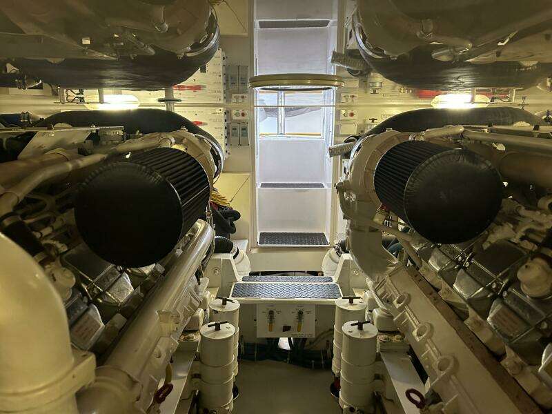 2006 Viking 52 Convertible