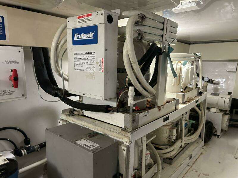 2006 Viking 52 Convertible